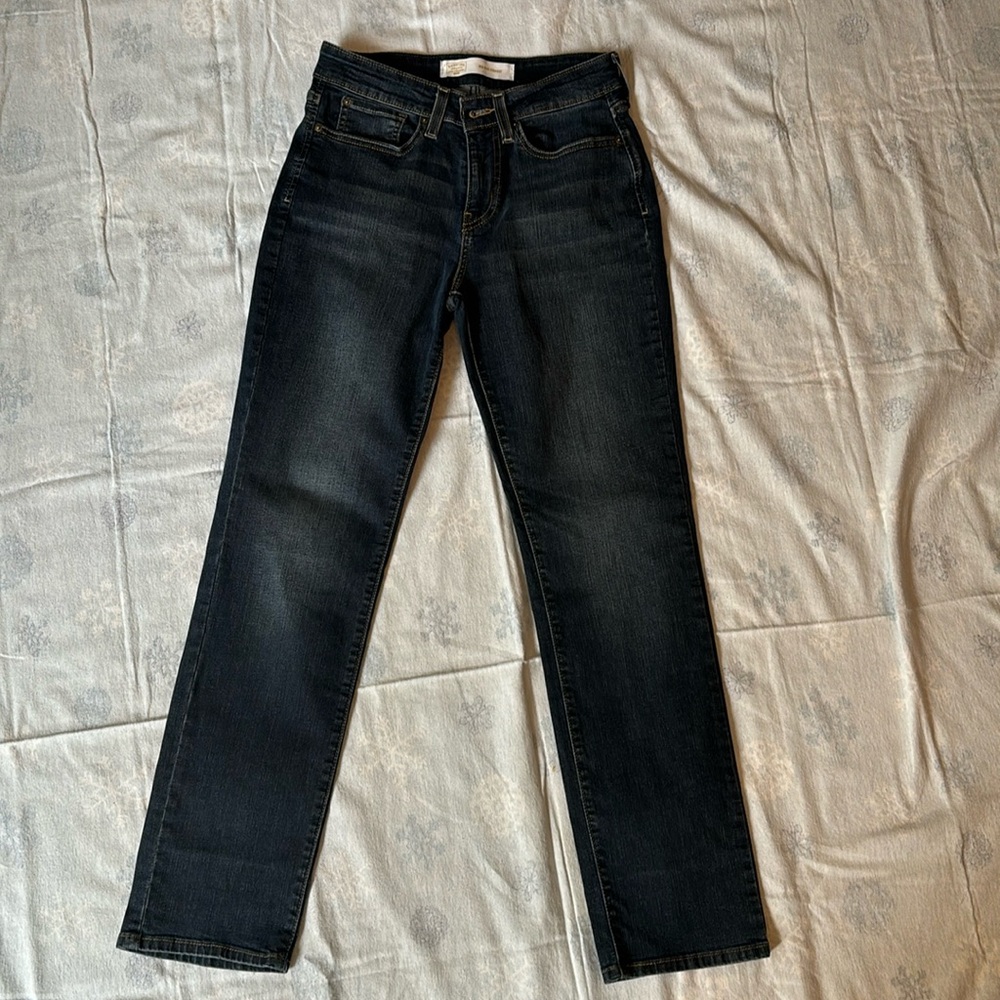 Women’s signature Levi Strauss gold mid rise straight jeans size 4s. 27x30